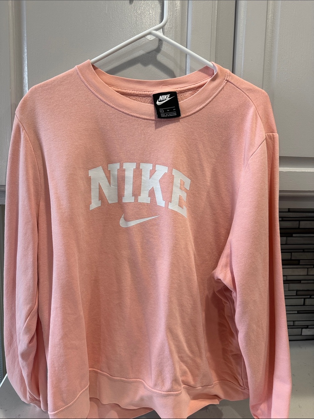 Nike peachCrewneck Sweatshirt with Black Logo Tag